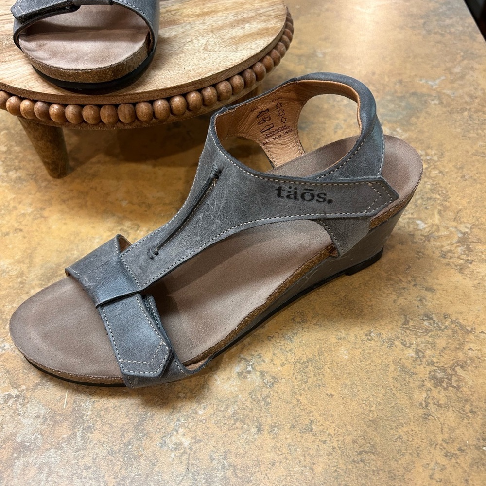 Taos Footwear Gray Leather T-Strap Sandals - Picture 5 of 12